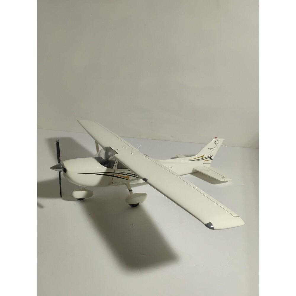 Cessna Skyhawk SP Large Model Airplane Gemini Jets Vintage